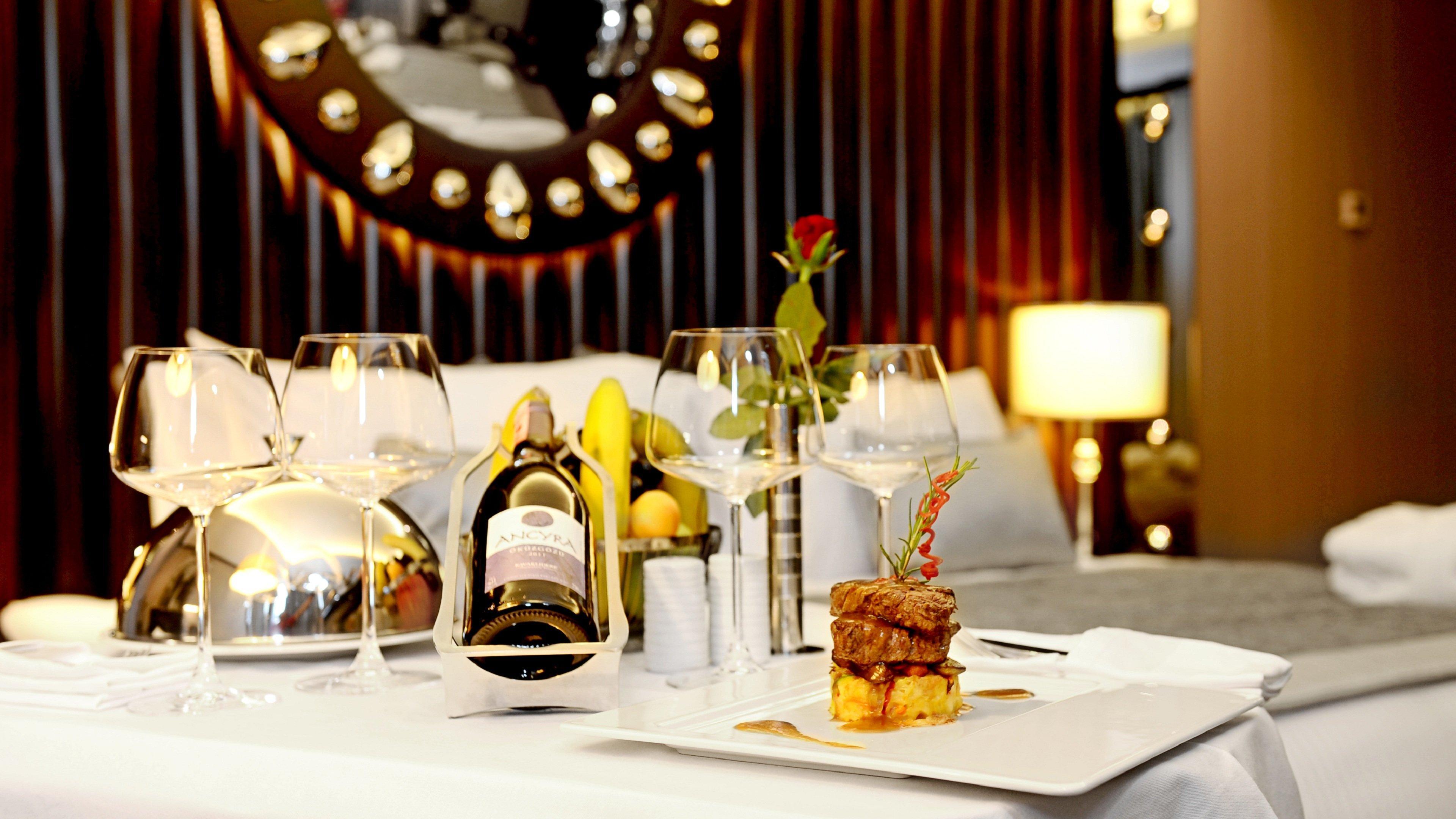 Crowne Plaza Bursa Convention Center & Thermal Spa By Ihg Екстер'єр фото A table set for fine dining