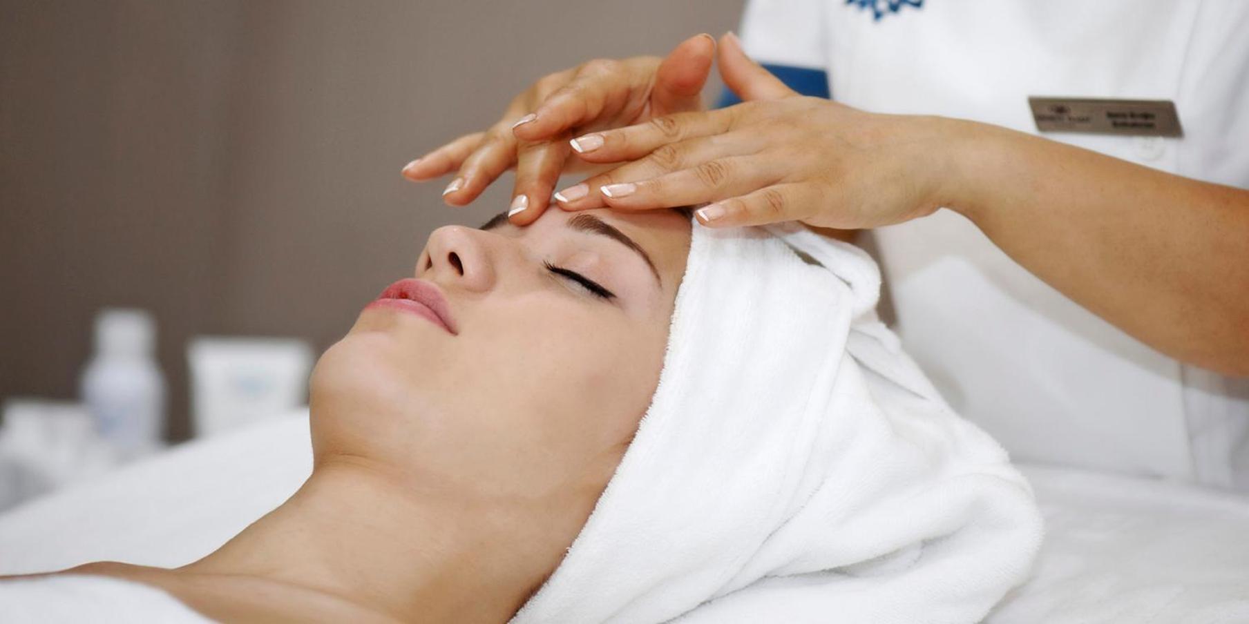 Crowne Plaza Bursa Convention Center & Thermal Spa By Ihg Екстер'єр фото A woman receiving a facial